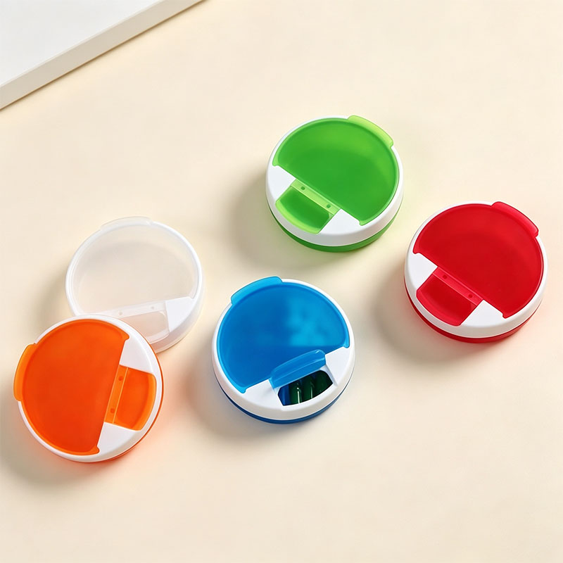 Round 4-compartment pill box